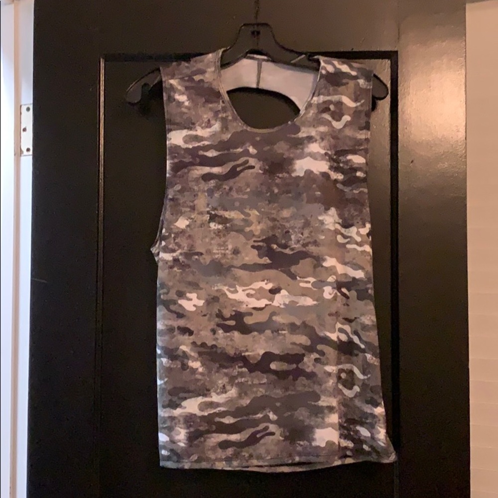 Onzie flow open back twist tank